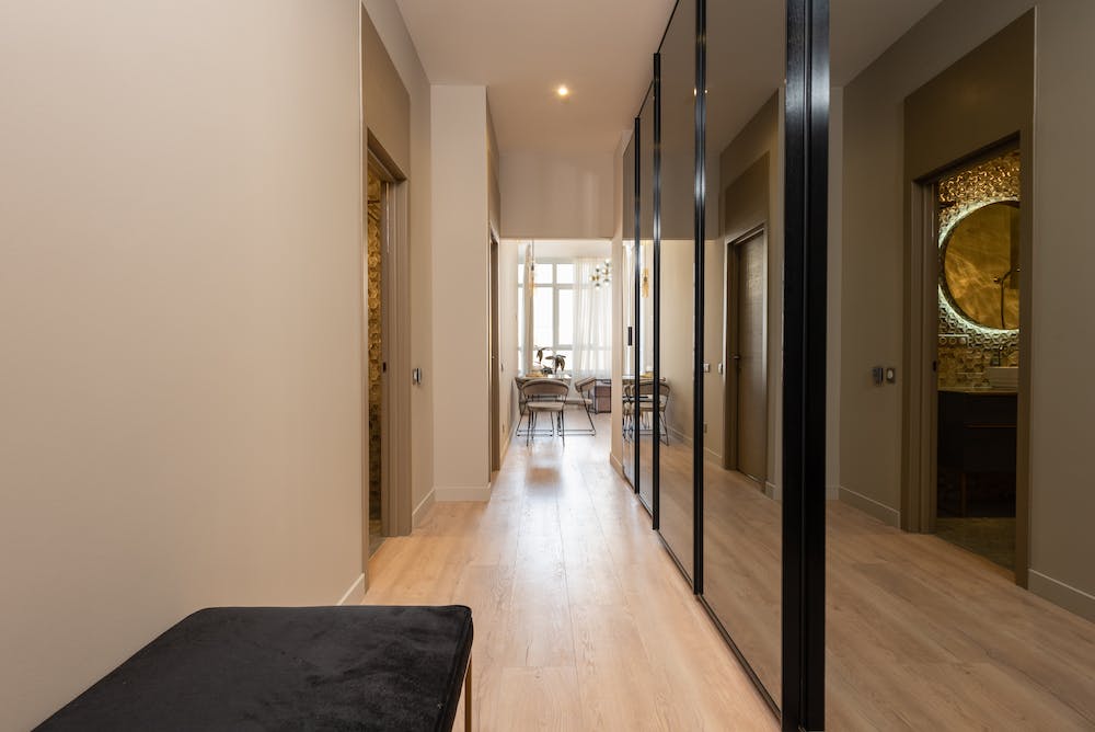 How to Use Mirrors to Enhance Your Home Decor
