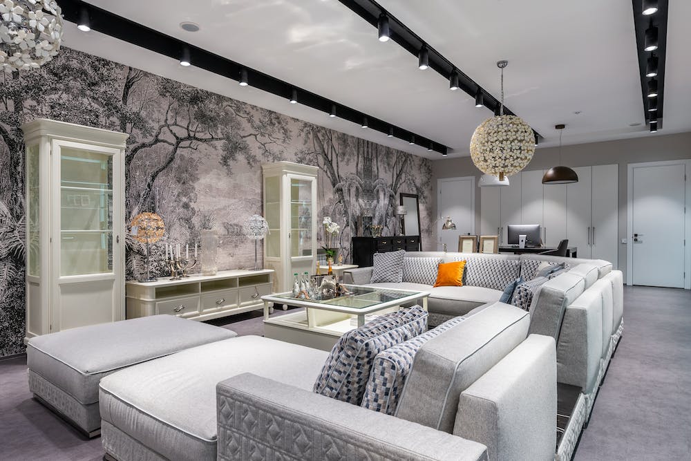 How to Use Mirrors to Enhance Your Home Decor